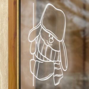 Raamsticker met een silhouet van een gluursneeuwpop