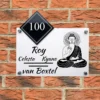 naambord boeddha meditatie in de kleur wit