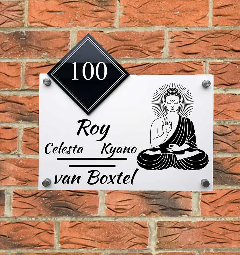 naambord boeddha meditatie in de kleur wit