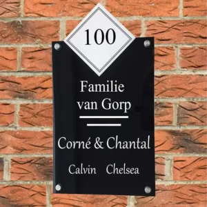 Naambord familie met de voor namen in de kleur zwart