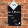 naambord namen en hondenpoot in de kleur zwart