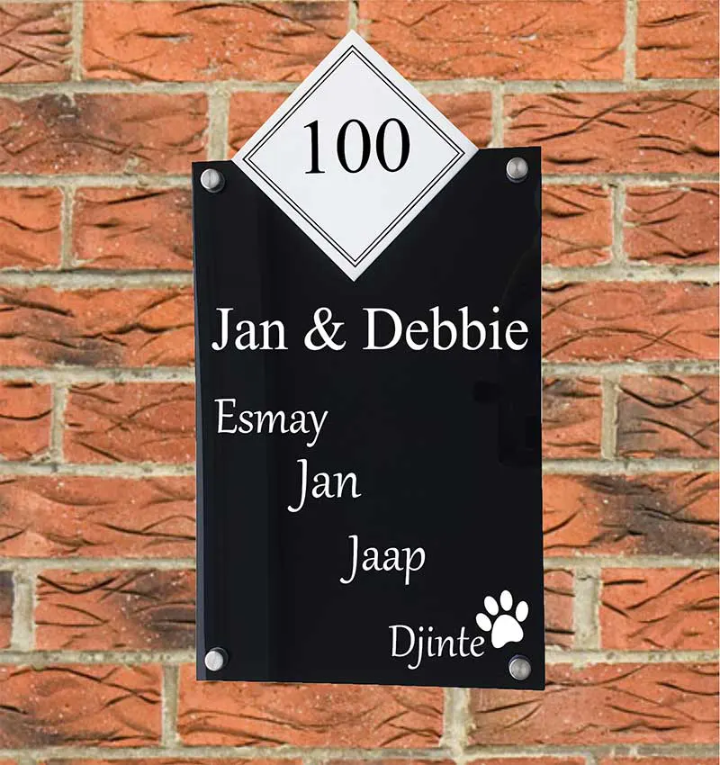 naambord namen en hondenpoot in de kleur zwart