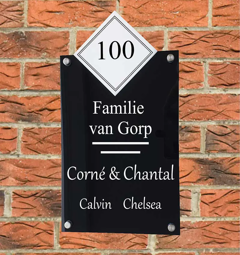 Naambord familie met de voor namen in de kleur zwart