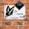 naambord met een vlinder en huisnummer in de kleur wit