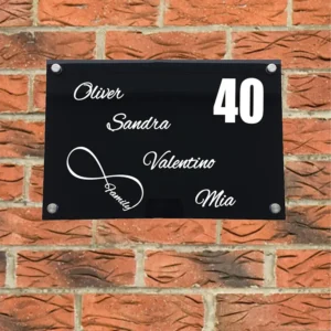 naambord met een familie symbool en huisnummer in de kleur zwart
