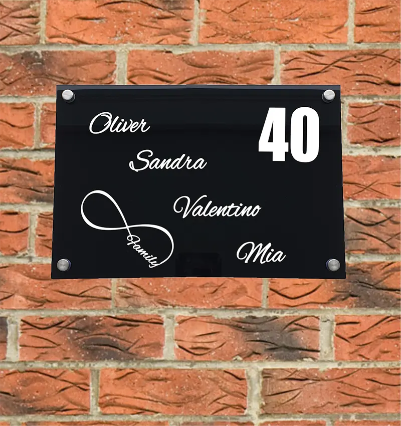 naambord met een familie symbool en huisnummer in de kleur zwart
