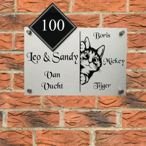 rvs naambord met een glurende kat namen en huisnummer