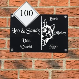 zwart naambord met een glurende kat namen en huisnummer