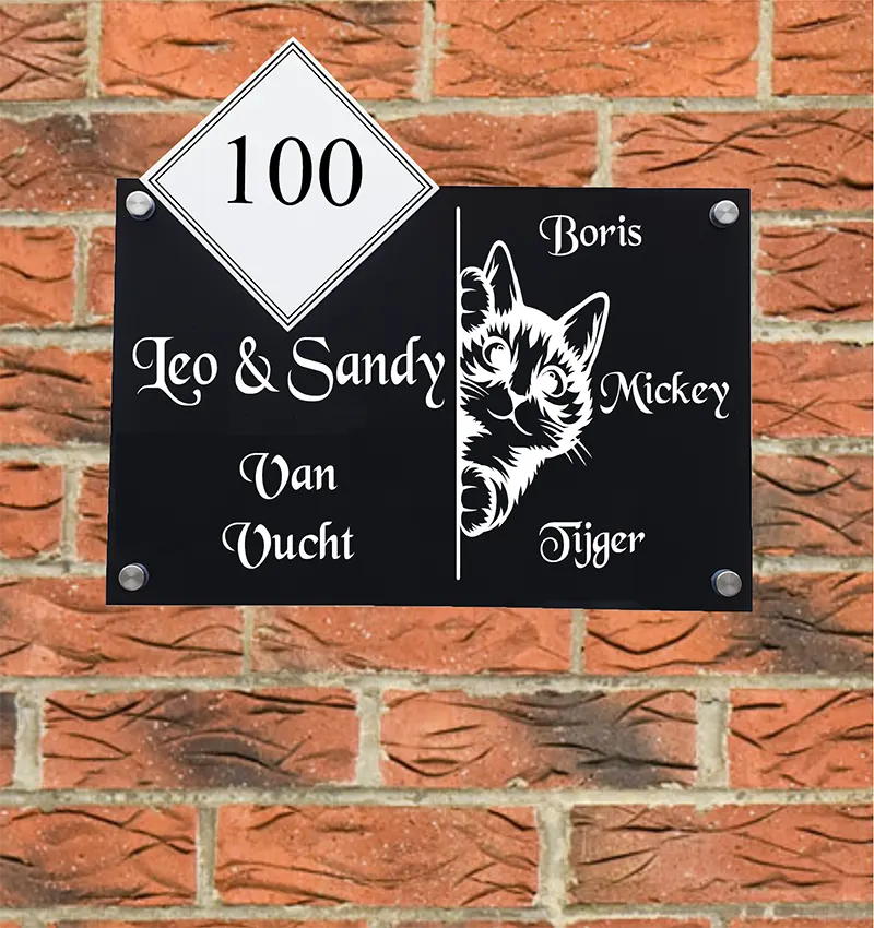 zwart naambord met een glurende kat namen en huisnummer