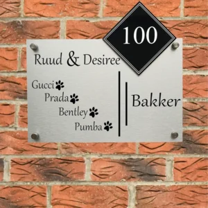 naambord de namen van de honden en hondenpootjes in de kleur rvs