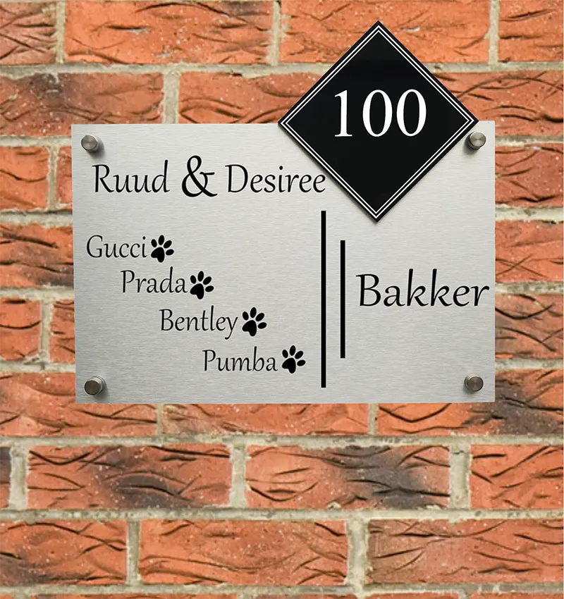 naambord de namen van de honden en hondenpootjes in de kleur rvs
