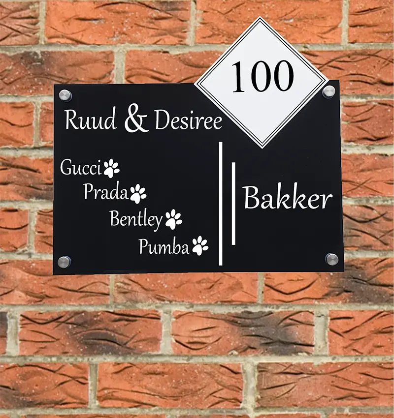 naambord de namen van de honden en hondenpootjes in de kleur zwart