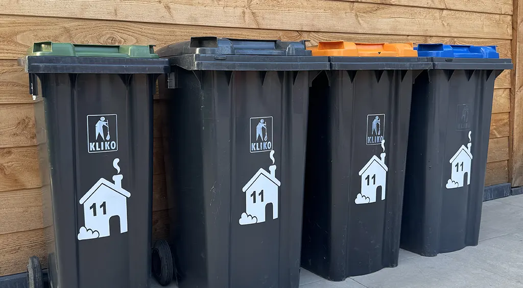 Stickers - Kiedoka 3 vier zwarte containers met 4 witte kliko stickers van een huisje erop met huisnummer