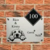 Naambord-Golden-Retriever-Glurende-Hond-RVS kopiëren Naambord glurende golden retriever, stijlvol en weerbestendig, persoonlijk en geschikt voor binnen en buiten