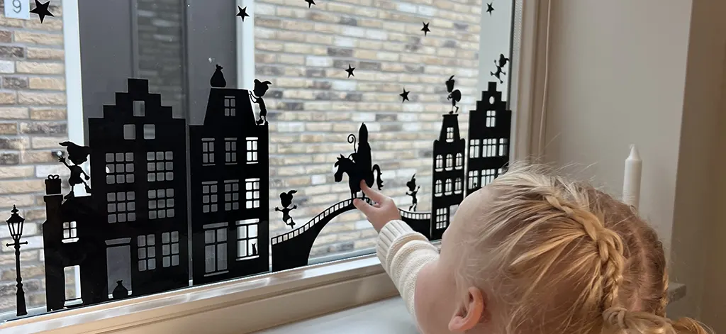 Stickers - Kiedoka 1 Raamstickers voor sinterklaas met een meisje bij het raam
