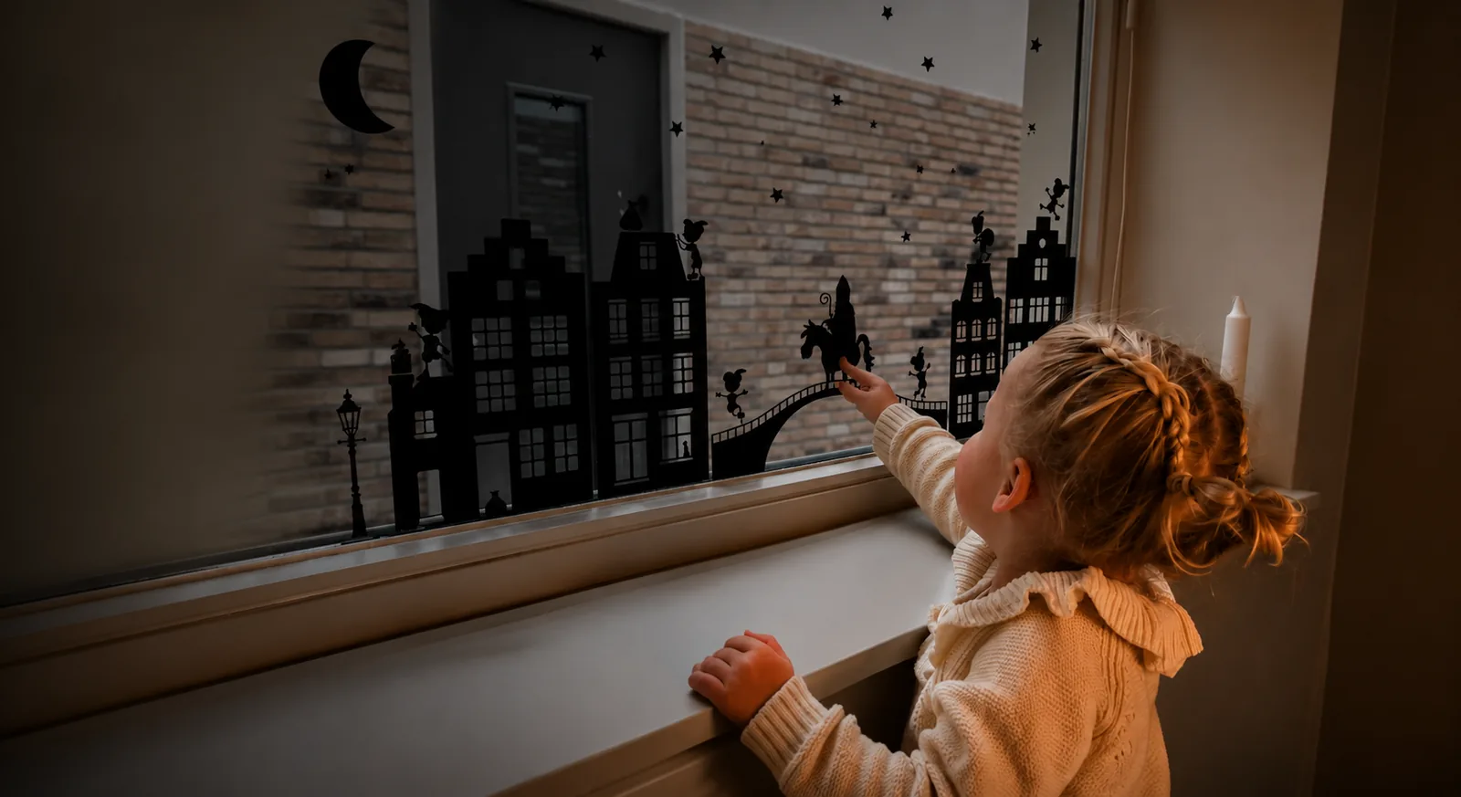 Raamstickers voor sinterklaas geplakt op het raam