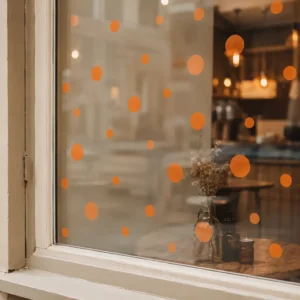 oranje confetti raamstickers op een raam